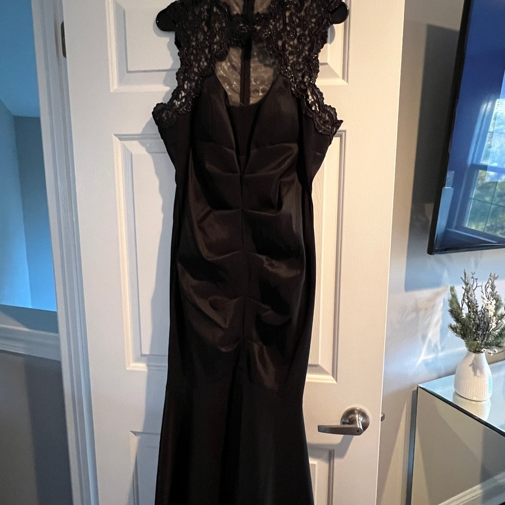 Stunning black long formal gown/dress w lace bodice and very flattering ruching
